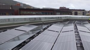 Viser solcellepanel på en takflate