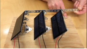 En lite film som viser et eksperiment med oppsett av tre solcelllepanel som er koblet sammen.